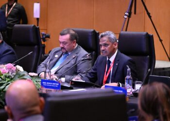 ABDUL Rasheed Ghaffour (kanan) bersama Menteri Kewangan II, Datuk Seri Amir Hamzah Azizan semasa Persidangan Meja Bulat ASEAN, di Kuala Lumpur semalam.