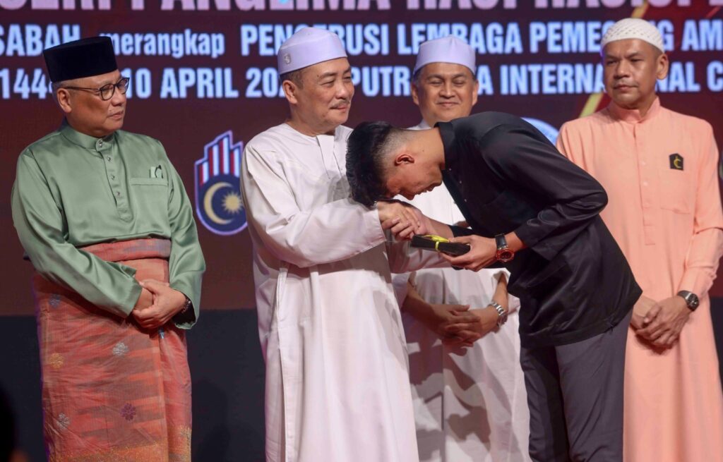 Hajiji Noor menitikberatkan pembudayaan dan pengukuhan integriti perkhidmatan awam dalam pentadbirannya.