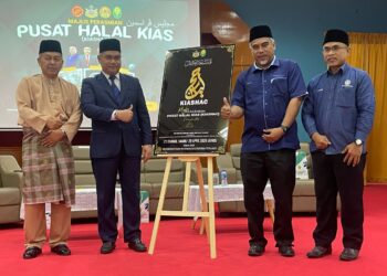 MOHD. Asri Mat Daud (dua dari kiri) menyempurnakan Majlis Perasmian Pusat Halal Kias di Dewan Johor Kias, Nilam Puri, Kelantan. - UTUSAN/ROSMIZAN RESDI