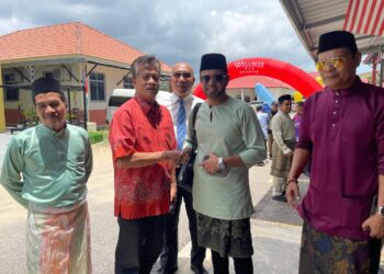 DR. Zaini Hussin (dua dari kiri) beramah mesra bersama tetamu pada sambutan Hari Raya di Wellness Hub, Pengkalan Chepa, Kelantan. -  UTUSAN/ROSMIZAN RESDI