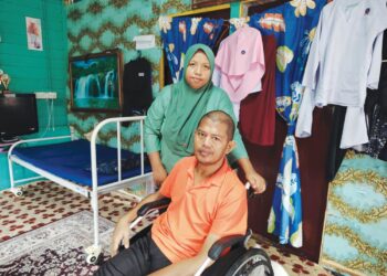 NORHANI Mohd. Salleh dan suaminya, Muhammad Sharul Rahim Md. Din yang  diserangan angin ahmar di rumah keluarganya di Kampung Sungai Dinar, Serkat, Pontian.