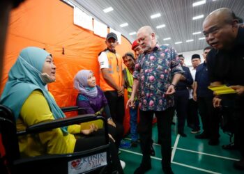 SULTAN Ibrahim berkenan melawat mangsa kebakaran paip gas di Pusat Pemindahan Sementera (PPS) Masjid Putra Heights, Subang Jaya. -UTUSAN/AFIQ RAZALI