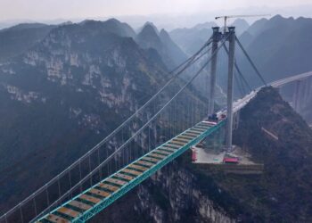 PEMANDANGAN udara tapak pembinaan Jambatan Grand Canyon Huajiang di wilayah pergunungan Guizhou, barat daya China.-AGENSI