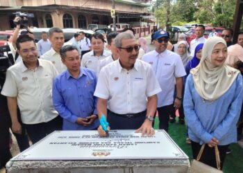 WAN Ahmad Dahlan Abdul Aziz (dua dari kanan) menyempurnakan perasmian gazebo dan monumen pada Majlis Penutupan Program Tautan Perdana Jabatan Perkhidmatan Awam (JPA) - Institut Tadbiran Awam Negara (INTAN) di Sekolah Kebangsaan (SK) Telaga Ara,Gunong ,Kelantan. - UTUSAN/ROSMIZAN RESDI
