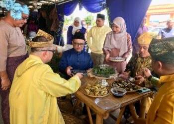 AEDY Fadly Ramli (duduk, kiri) semasa menghadiri Majlis Jalinan Muafakat Aidilfitri  di Pejabat Jabatan Pengangkutan Jalan (JPJ) Kelantan di Panji, Kota Bharu, Kelantan- UTUSAN/ ROSLIZA MOHAMED