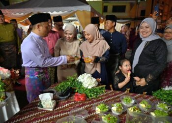 AEDY Fadly Ramli (kiri) beramah mesra dengan kakitangan JPJ pada Majlis Hari Raya Aidilfitri di Pejabat JPJ Terengganu, Kuala Terengganu. - UTUSAN/PUQTRA HAIRRY ROSLI