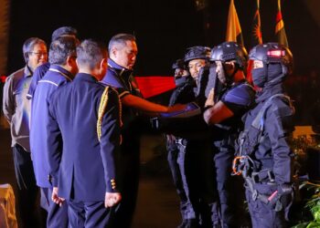 ANTHONY Loke Siew Fook merasmikan sambutan ulang tahun Hari JPJ Ke-79 di Ipoh hari ini. - UTUSAN/MUHAMAD NAZREEN SYAH MUSTHAFA