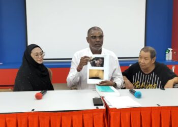 R.S.N. Rayer (tengah) ketika sidang akhbar bersama mangsa kes pukul dengan tukul besi, Rina Minda Sari (kiri) dan suaminya, Ahmad Hussin Hassan di Pejabat DAP di George Town, Pulau Pinang, hari ini.