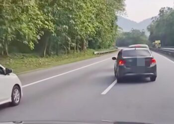 TANGKAP LAYAR kemalangan membabitkan tiga kenderaan di Kilometer (KM) 308 Lebuh Raya Utara-Selatan arah Utara, Kampar semalam yang berpunca kerana insiden sebuah kereta mengejar kenderaan pelbagai guna (MPV). - UTUSAN/FOTO MEDIA SOSIAL