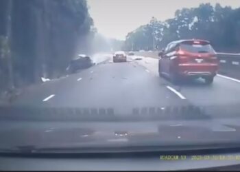 RAKAMAN sebuah kereta menggilis mangsa yang tercampak di tengah jalan dalam kemalangan selepas Terowong Menora  di Ipoh Ahad lalu. - UTUSAN