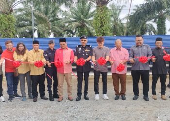 SHAM Mat Sahat (empat dari kanan) dan Pengurus Ramp Seihotrades Sdn. Bhd, Chin Yong Sheng (lima dari kanan) pada perasmian ram sawit syarikat tersebut di Sungai Rawa di Bagan Serai semalam. - UTUSAN/WAT KAMAL ABAS