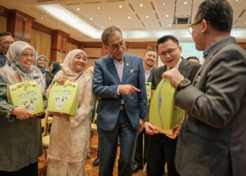 DZULKEFLY Ahmad beramah mesra bersama wakil penerima selepas Majlis Penyerahan Mesin Automated External Defibrillator (AED) di Kementerian Kesihatan Putrajaya. - UTUSAN/FAIZ ALIF ZUBIR