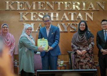 DZULKEFLY Ahmad menyampaikan mesin AED kepada wakil penerima pada Majlis Penyerahan Mesin AED di Kementerian Kesihatan Putrajaya.- UTUSAN/FAIZ ALIF ZUBIR