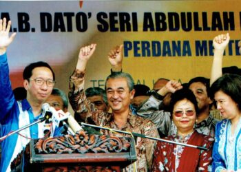 KOH Tsu Koon (kiri) bersama Abdullah Ahmad Badawi (tengah) ketika pemimpin berkenaan menjawat jawatan sebagai Perdana Menteri ke-5 suatu ketika dahulu.