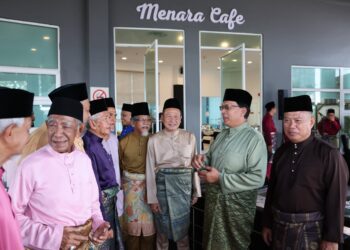RUSLI Jaafar (dua dari kanan) beramah mesra bersama anggota koperasi pada Majlis Tautan Mahabbah Koperasi Negeri Terengganu sempena Aidilfitri 2025 di Kuala Terengganu, hari ini. - UTUSAN/PUQTRA HAIRRY ROSLI