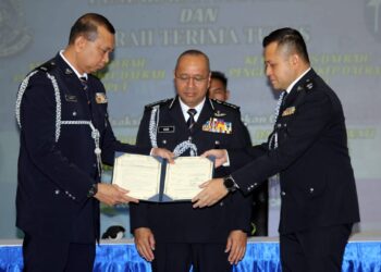 NOOR Hisam Nordin (tengah) menyaksikan serah tugas jawatan Ketua Polis Daerah Tapah antara Deputi Superintenden Mohd. Fadzil Ismail (kiri) kepada Superintenden Johari Yahya (kanan) di Mes Pegawai Kanan Polis Perak di Ipoh hari ini. - UTUSAN