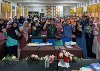 SEBAHAGIAN  peserta dan jawatankuasa penganjur semasa menyertai Bengkel Penulisan Kreatif di Sekolah Menengah Kebangsaan (SMK) Labu Besar, Kulim, Kedah baru-baru ini. – UTUSAN/ABD RAZAK OSMAN.