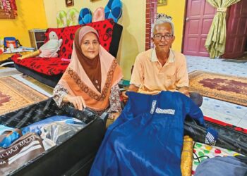 SALMAH Taibon dan Latib membuat persiapan bagi menunaikan ibadah haji ketika ditemui di Taman Muhibah, Gemencheh, Tampin semalam. 
– UTUSAN/NOR AINNA HAMZAH