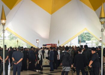 JENAZAH Perdana Menteri Kelima, Allahyarham Tun Abdullah Ahmad Badawi dibawa ke Makam Pahlawan selepas solat jenazah di Masjid Negara, Kuala Lumpur hari ini.-UTUSAN/MUHAMAD IQBAL ROSLI.