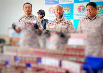 ERWAN Shah Soahdi (tengah) menunjukkan sebahagian rokok putih yang dirampas di Pejabat Maritim Malaysia Negeri Kelantan, di Tok Bali, Pasir Puteh, Kelantan. - UTUSAN/TOREK SULONG