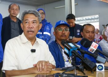 MOHAMAD Hasan dalam sidang akhbar semasa kempen PRK Ayer Kuning bersama calon BN, Mohamad Yusri Bakir di Tapah. - UTUSAN/MUHAMAD NAZREEN SYAH MUSTHAFA