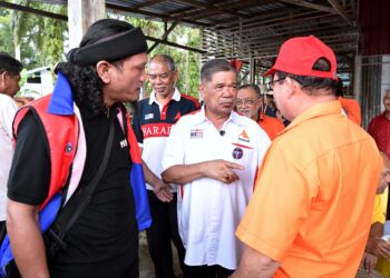MOHAMAD Sabu (tengah) beramah mesra dengan jentera kempen Amanah ketika merasmikan Jentera Pilihan Raya Amanah PRK Ayer Kuning di Tapah semalam. - UTUSAN/ZULFACHRI ZULKIFLI