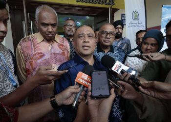 SAARANI Mohamad ditemui pemberita pada Seminar Keibubapaan Murid Orang Asli di Tapah hari ini. - UTUSAN/MEGAT LUTFI MEGAT RAHIM