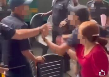 KEKECOHAN yang berlaku di sebuah restoran di Menglembu, Ipoh menbabitkan pekerja sebuah restoran dan anggota penguat kuasa MBI. - UTUSAN