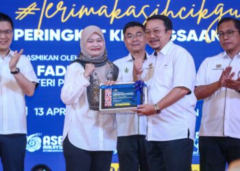 FADHLINA Sidek  menyampaikan kit sambutan Hari Guru pada Pelancaran Gerakan Massa #terimakasihcikgu Peringkat Kebangsaan di Taiping. - UTUSAN/MUHAMAD NAZREEN SYAH MUSTHAFA