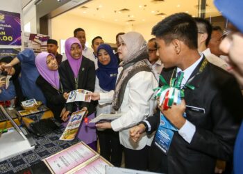 FADHLINA Sidek bersama pelajar yang menyertai pameran sempena Pelancaran Gerakan Massa: #terimakasihcikgu Peringkat Kebangsaan di  Taiping hari ini. - UTUSAN/MUHAMAD NAZREEN SYAH MUSTHAFA