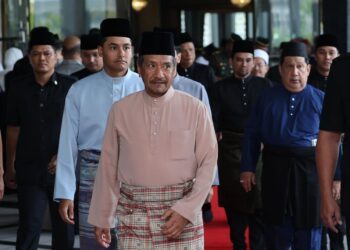 SULTAN Mizan Zainal Abidin berkenan untuk hadir bagi memberi penghormatan terakhir pada upacara istiadat pengebumian negara kepada jenazah Allahyarham Tun Abdullah Ahmad Badawi di Masjid Negara di sini hari ini. UTUSAN/AMIR KHALID