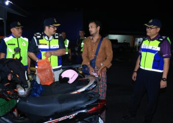 MOHD. Misuari Abdullah (dua kiri) semasa melakukan pemeriksaan ke atas pengguna motosikal semasa majlis Penutup Operasi Hari Raya Aidilfitri Jabatan Pengangkutan Jalan (JPJ) 2025 di Akademi JPJ Wilayah Timur, Kota Bharu, Kelantan.i - UTUSAN/KAMARUL BISMI KAMARUZAMAN