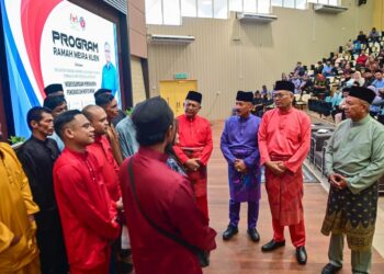 SHAMSUL ,Anuar Nasarah (dua, kanan) beramah mesra bersama klien pada program Ramah Mesra Klien AADK di Kuala Nerus, Terengganu. - UTUSAN/PUQTRA HAIRRY ROSLI