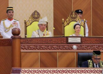 SULTAN Nazrin Shah menyampaikan Titah Diraja pada Istiadat Pembukaan Rasmi Tahun Ketiga Dewan Negeri Yang Kelima Belas di Bangunan Perak Darul Ridzuan hari ini.-UTUSAN/MUHAMAD NAZREEN SYAH MUSTHAFA