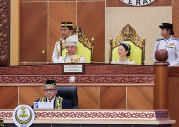 SULTAN Nazrin Muizzuddin Shah berangkat ke Istiadat Pembukaan Rasmi Tahun Ketiga Dewan Negeri Perak di Ipoh hari ini. - UTUSAN/MUHAMAD NAZREEN SYAH MUSTHAFA