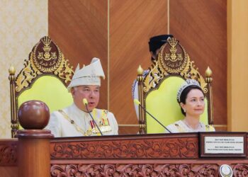 SULTAN Nazrin Muizzuddin Shah bertitah pada Istiadat Pembukaan Rasmi Tahun Ketiga Dewan Negeri Perak di Ipoh hari ini. - UTUSAN/MUHAMAD NAZREEN SYAH MUSTHAFA