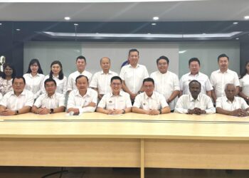 NGA Kor Ming (depan, lima dari kanan) pada Mesyuarat Jawatankuasa negeri DAP Perak di Ipoh hari ini. - UTUSAN