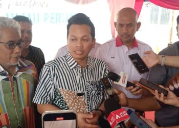 NIK Nazmi Nik Ahmad ditemui pemberita pada Perasmian Cawangan Hijau Pertama AgroBank Cawangan Bagan Serai hari ini. - UTUSAN/WAT KAMAL ABAS