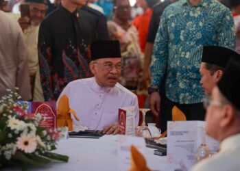 ANWAR Ibrahim (kiri) memperkata sesuatu kepada Menteri Sumber Asli dan Kelestarian Alam, Nik Nazmi Nik Ahmad pada Majlis Sambutan Aidilfitri Madani 2025 Peringkat Negeri Kelantan di Pantai Irama, Bachok, Kelantan. - UTUSAN/KAMARUL BISMI KAMARUZAMAN