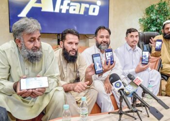 Warga Pakistan, Khaistar Nawab (kiri), Bakhmunir, Amir Nawab (tengah), Rafiqullah dan Jaffar Ali menunjukkan gambar mereka menerima sijil penghargaan daripada Suruhanjaya Tinggi Pakistan di Kuala Lumpur, semalam.