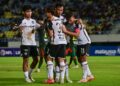 SAFAWI Rasid (kanan) meraikan jaringan bersama rakan pasukan dalam perlawanan Liga Super antara Terengganu FC (TFC) menentang Kedah Darul Aman FC (KDA) di Stadium Sultan Mizan Zainal Abidin, Kuala Nerus, Terengganu. - UTUSAN/PUQTRA HAIRRY