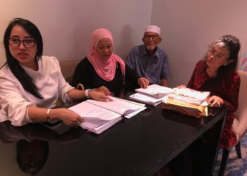 IBU Allahyarham Wan Ahmad Faris Wan Abdul Rahman,  Ruhani Hussin (dua dari kiri) berbincang bersama barisan peguam mengenai kes saman semula anaknya di sebuah hotel di Kota Bharu, Kelantan. - UTUSAN/ ROSLIZA MOHAMED