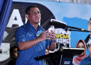 AHMAD Faizal Azumu berucap pada Ceramah Mega PN PRK Ayer Kuning di Kampung Tanjung Rahmat, Tapah semalam. - UTUSAN/ZULFACHRI ZULKIFLI