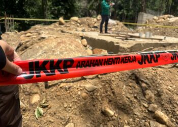 LOKASI  kejadian tiga lelaki maut terperangkap dalam lubang pembetung di tapak pembinaan sebuah resort di Kampung Ibol dekat Sumpitan, Lenggong Ahad lalu. - UTUSAN