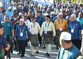ABD. Muhaimin Malek (tengah) diiringi penyokong PN ke pusat penamaan calon PRK Ayer Kuning di Dewan Merdeka, Tapah hari ini. - UTUSAN/ZULFACHRI ZULKIFLI