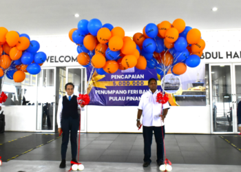 SYED Mohamad Syed Murtaza (dua dari kiri) bersama Sasedharan Vasudevan (dua dari kanan) pada acara meraikan lima juta jumlah penumpang feri di Penang Port hari ini.