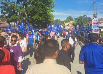 PENYOKONG BN mengiringi calon mereka ke pusat penamaan PRK Ayer Kuning di Dewan Merdeka Tapah hari ini. - UTUSAN
