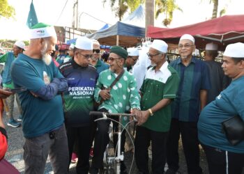 ISMAIL Ahmad (tengah) bersama penyokong PN ketika memberi sokongan kepada calon parti itu pada PRK DUN Ayer Kuning di Tapah hari ini. - UTUSAN/ZULFACHRI ZULKIFLI