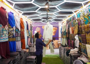 RAKYAT khususnya orang Melayu perlu memelihara identiti pemakaian baju Melayu dan Kurung terutamanya sewaktu menyambut hari perayaan dan majlis-majlis rasmi.-GAMBAR HIASAN