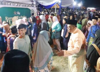 Hameed Mytheen Kunju Basheer melayani tetamu pada Majlis Rumah Terbuka 
Aidilfitri Dewan Undangan Negeri (DUN) Ayer Limau di Kampung Seri Jeram, Masjid 
Tanah, Melaka. UTUSAN/AMRAN MULUP
